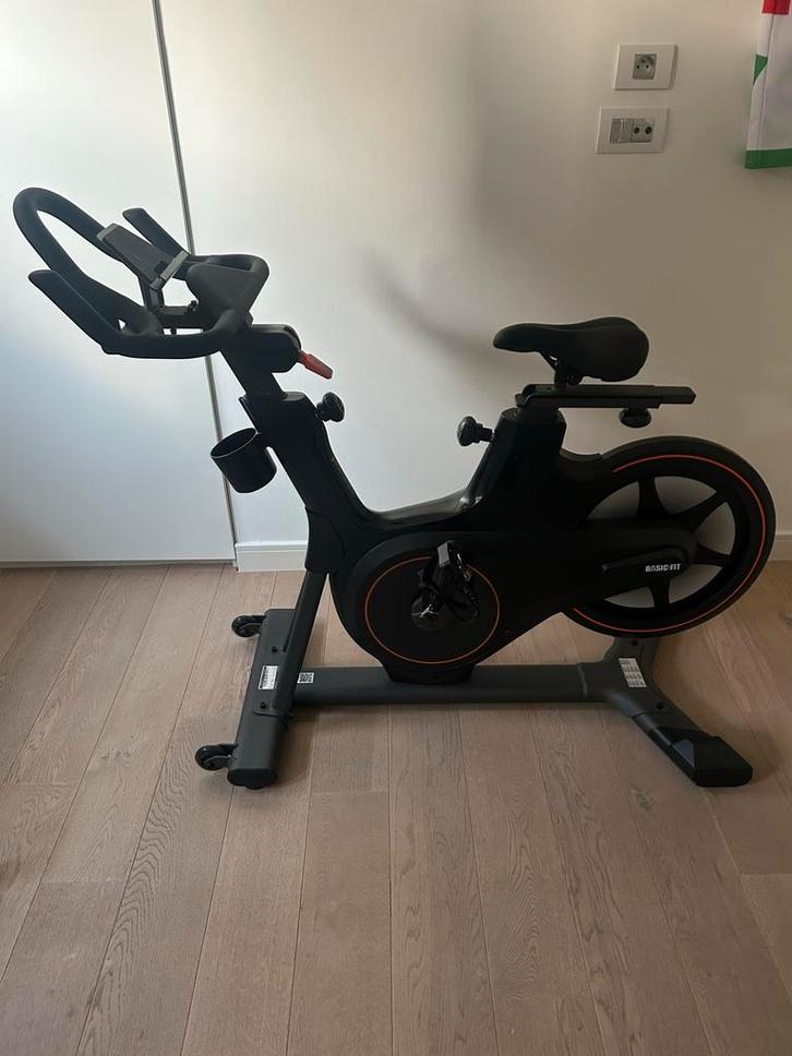 Basic-Fit Spinningfiets z.g.a.n., Sport en Fitness, Fitnessapparatuur, Zo goed als nieuw, Spinningfiets, Benen, Metaal, Ophalen