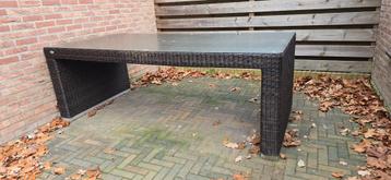 buiten tafel beschikbaar voor biedingen