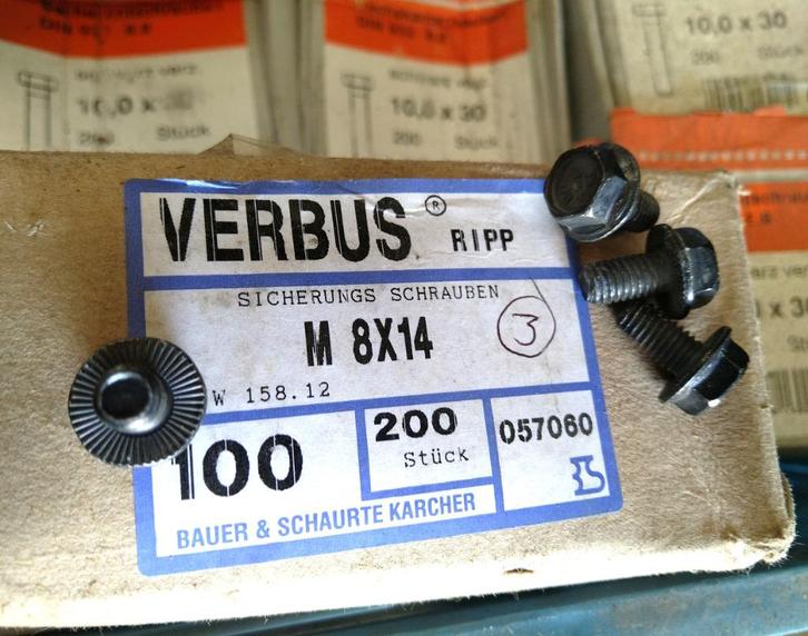 Partij bouten moeren. M8 M10 + kartelmoer markthandel., Doe-het-zelf en Verbouw, IJzerwaren en Bevestigingsmiddelen, Zo goed als nieuw