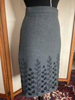 Grijze kokerrok met geborduurde onderrand, Ophalen of Verzenden, Zo goed als nieuw, Grijs, Knielengte