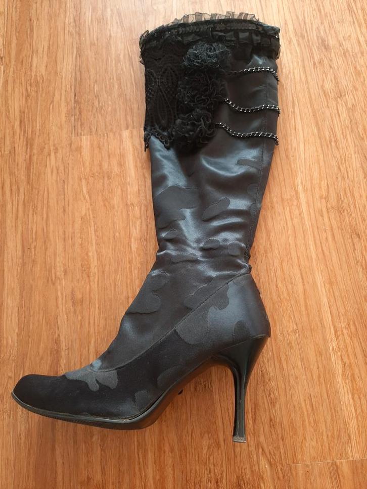 Vintage Zwarte laarzen naaldhak 9 cm mooie details maat 37, Kleding | Dames, Schoenen, Gedragen, Hoge laarzen, Zwart, Ophalen of Verzenden