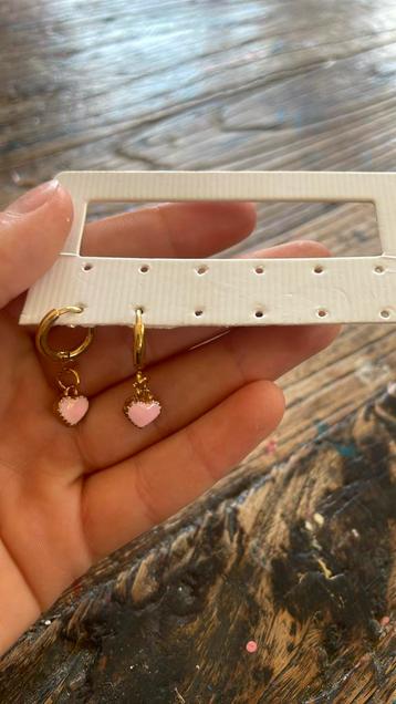 Oorbellen goud met roze hartjes  beschikbaar voor biedingen