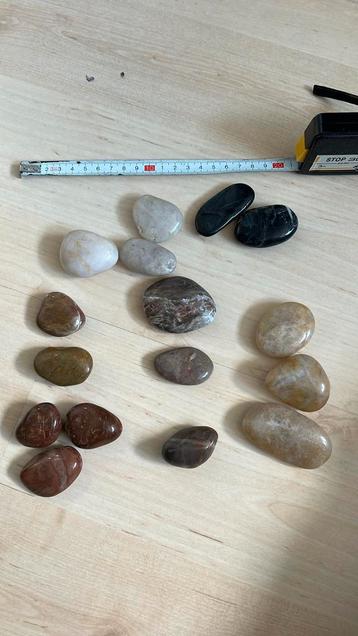 16 mooie stenen. Zwart, crème, bruine