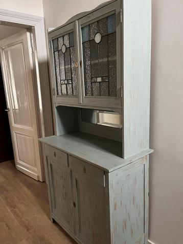Antieke buffetkast met glas-in-lood ramen, lichtblauw geschi beschikbaar voor biedingen