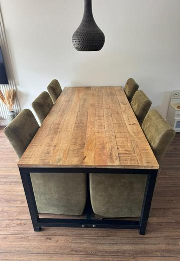 Eetset met luxe stoelen beschikbaar voor biedingen