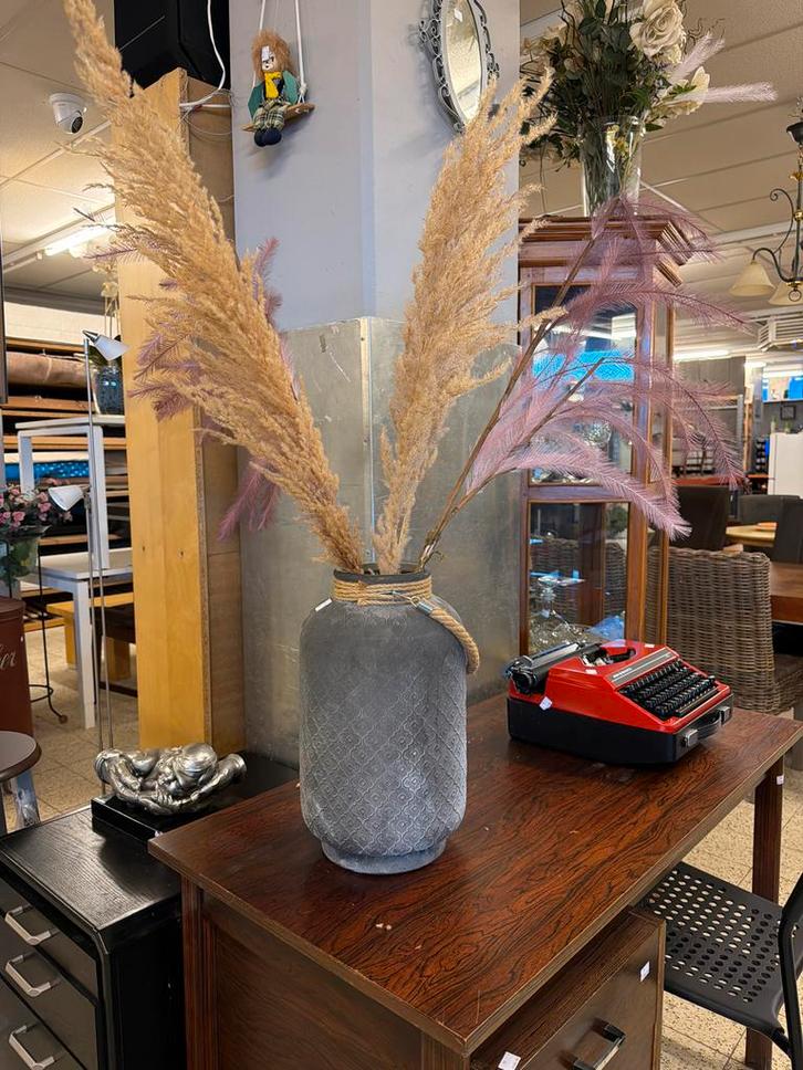 Grijze vaas met touw detail, Huis en Inrichting, Woonaccessoires | Vazen, Zo goed als nieuw, Overige kleuren, 50 tot 75 cm, Overige materialen