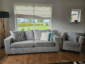 Bank met 2 bijpassende stoelen beschikbaar voor biedingen