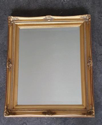 Oude antieke klassieke gouden spiegel.  beschikbaar voor biedingen