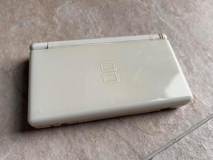 Nintendo Ds lite wit met spel, Spelcomputers en Games, Spelcomputers | Nintendo DS, Gebruikt, DS Lite, Wit, Met games, Ophalen of Verzenden