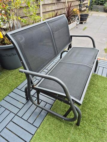 2x 2-persoons tuinbankjes + glazen tafeltje beschikbaar voor biedingen