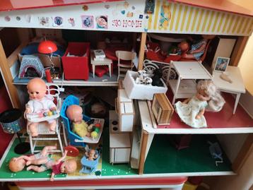 Poppenhuis met meubels beschikbaar voor biedingen