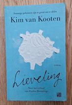 Lieveling - Kim van Kooten, Boeken, Ophalen of Verzenden, Gelezen, Nederland