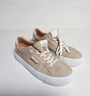  Mooie Sneakers Esprit  beschikbaar voor biedingen