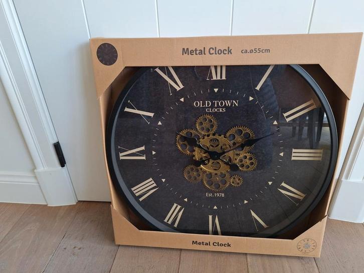Nieuwe Metalen Wandklok - Old Town Clocks, Huis en Inrichting, Woonaccessoires | Klokken, Nieuw, Wandklok, Analoog, Ophalen of Verzenden