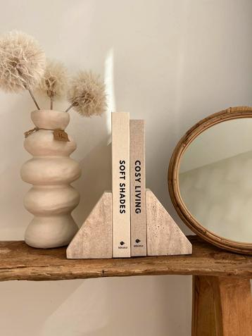 Travertine boeken steun beschikbaar voor biedingen