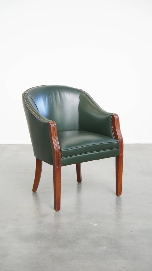 Groene rundleren en houten bijzetstoel in Engelse stijl, Huis en Inrichting, Fauteuils, Gebruikt, Leer, 50 tot 75 cm, Minder dan 75 cm
