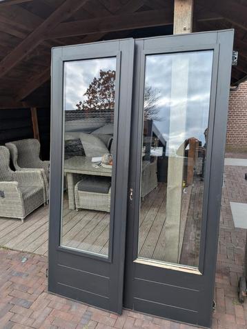 Dubbele tuindeuren beschikbaar voor biedingen