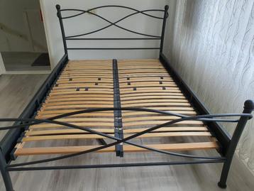2 persoons zwart metalen bed 