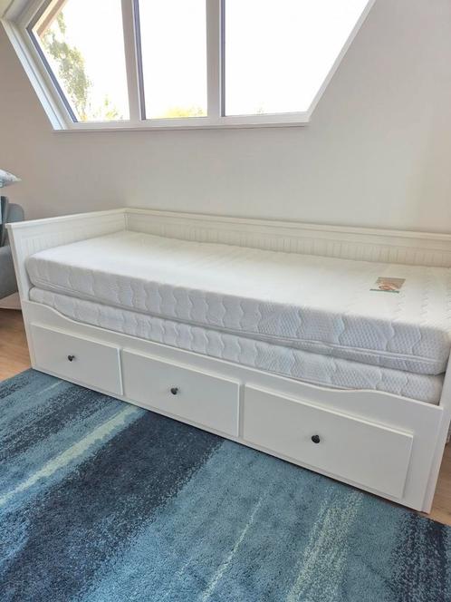 Ikea hemnes bed met 2 matrassen, Huis en Inrichting, Slaapkamer | Bedden, Zo goed als nieuw, Tweepersoons, 80 cm, 200 cm, Hout