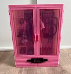 Barbie kledingkast met kleding e.d, Ophalen, Zo goed als nieuw