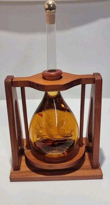 Glazen scheepsmodel van een zeilboot in fles. beschikbaar voor biedingen