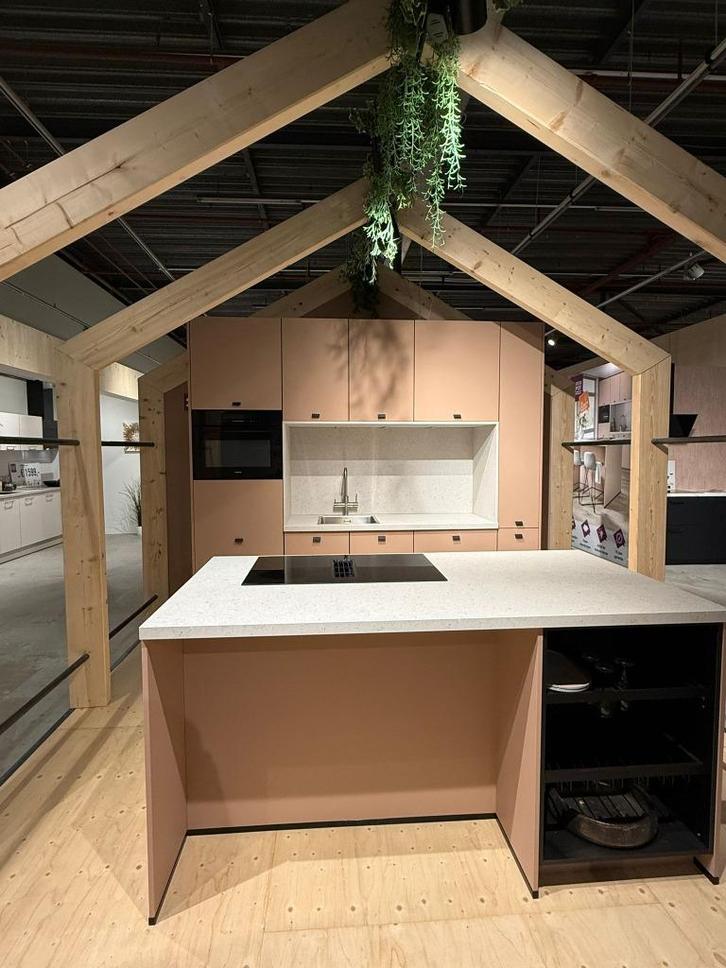 Shoowroom keuken Seno koraal/ Seattle, Huis en Inrichting, Keuken | Keukenbenodigdheden, Zo goed als nieuw, Ophalen