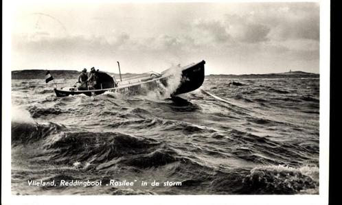 Vlieland, Reddingboot Rosilee in de storm, 1957, gelopen, Verzamelen, Ansichtkaarten | Nederland, Gelopen, Waddeneilanden, 1940 tot 1960