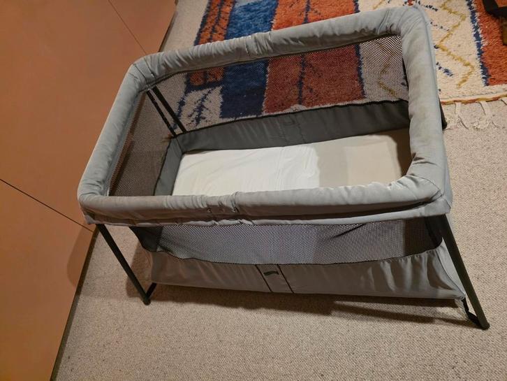 BabyBjörn Travel Light reisbedje, Kinderen en Baby's, Babywiegjes en Ledikanten, Zo goed als nieuw, Reisbedje, Ophalen of Verzenden