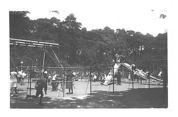 975135 Speeltuin bij de pyramide van Austerlitz Utr 1950 gel beschikbaar voor biedingen