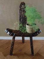 Sfeervolle brutalist Spaanse 3-poot stoel plantenkruk, 60, Huis en Inrichting, Ophalen of Verzenden, Gebruikt, Hout