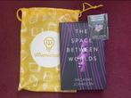 The Space Between Worlds Illumicrate Augustus 2020 met pin, Nieuw, Ophalen of Verzenden, Fictie, Michaia Johnson