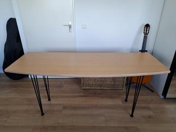 Stijlvol bureau met een ronding aan het eikenhouten werkblad beschikbaar voor biedingen