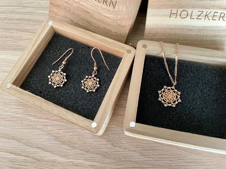 ✨ Holzkern Aphonia – ketting & oorbellen | roségoud & olijf, Sieraden, Tassen en Uiterlijk, Oorbellen, Zo goed als nieuw, Hangers