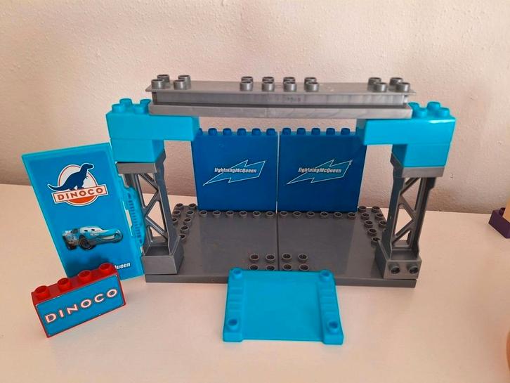 Mega Bloks Disney Cars Dinoco Stage, Kinderen en Baby's, Speelgoed | Bouwstenen, Zo goed als nieuw, Megabloks, Ophalen of Verzenden