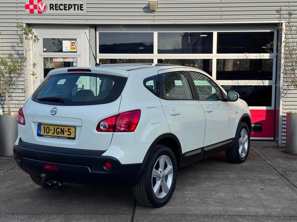 Nissan Qashqai 1.6 Connect Edition / Pano / Camera / Navi /, 1272 kg, 15 km/l, Gebruikt, 4 cilinders