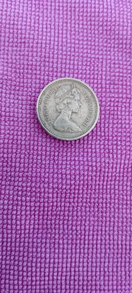 Zeldzame Britse One Pound munt 1984 - Elizabeth II, Postzegels en Munten, Munten | Europa | Niet-Euromunten, Ophalen of Verzenden