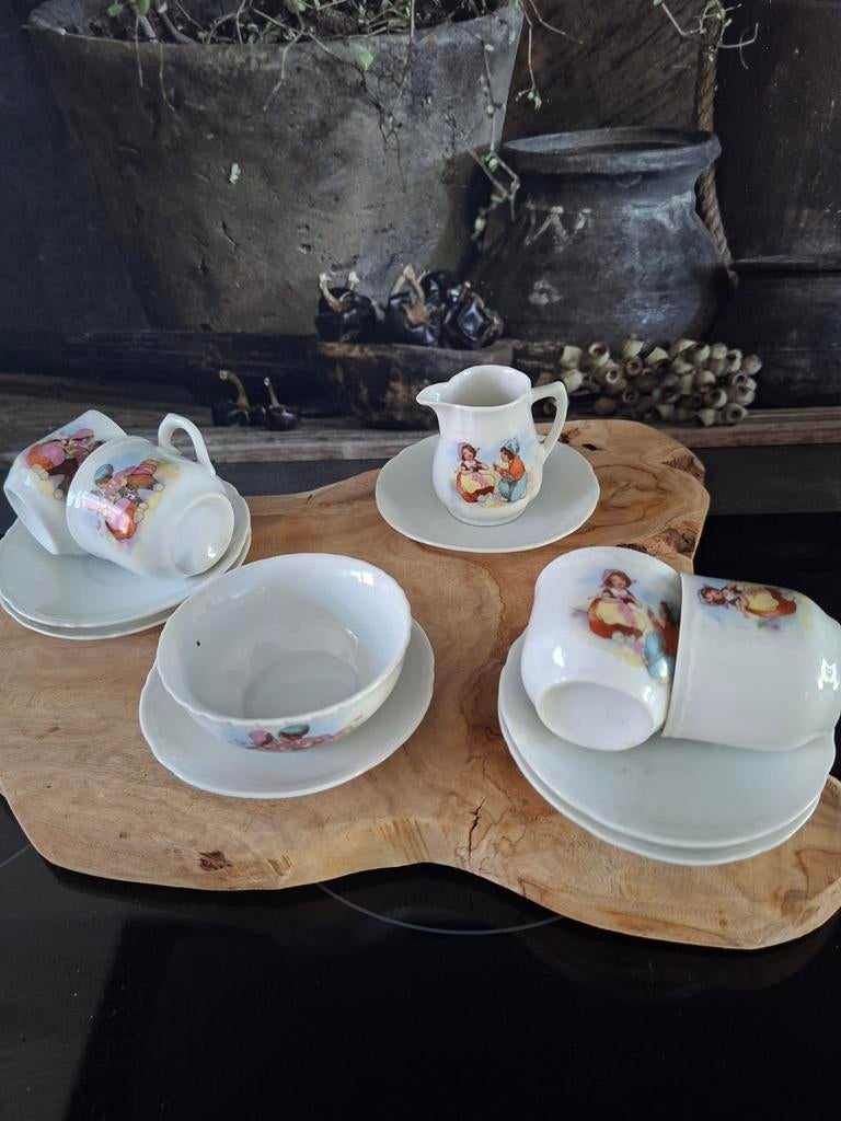 Oud kinderserviesje van teer porselein, Ophalen of Verzenden