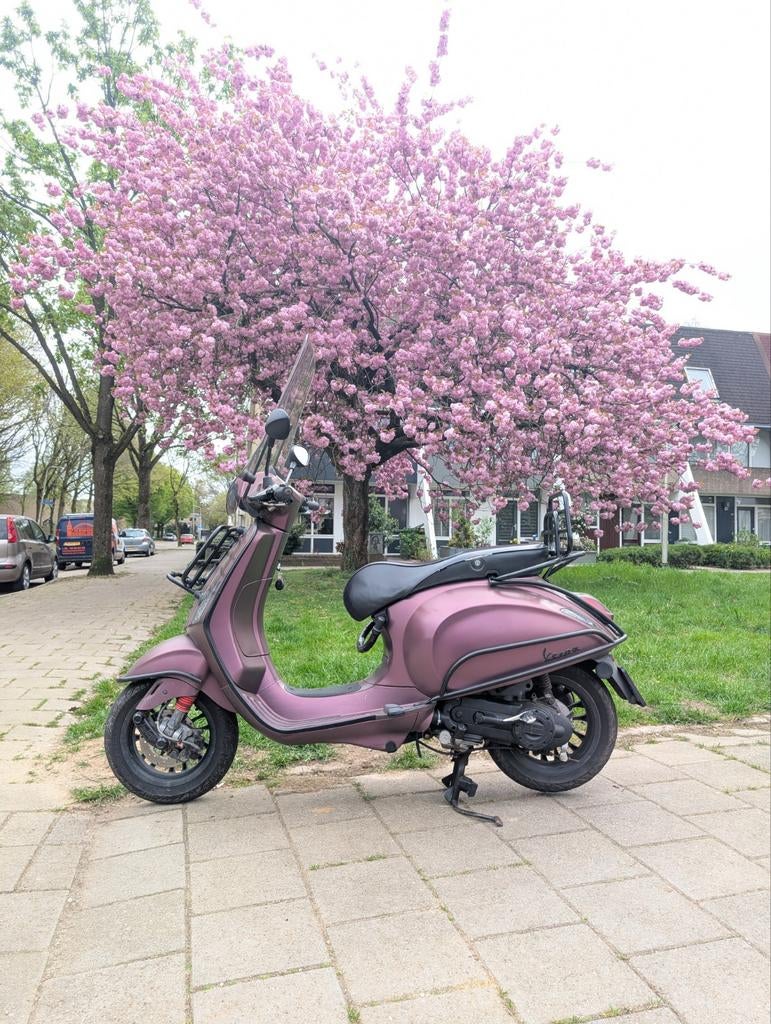 Vespa Sprint 25km/u - Unieke Paarse Kleur, Fietsen en Brommers, Scooters | Vespa, Gebruikt, Overige modellen, Ophalen of Verzenden