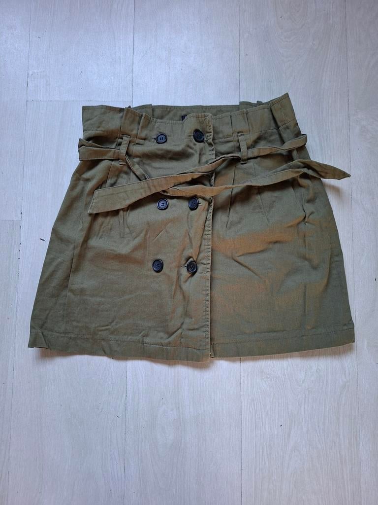 Bershka kaki rokje met knopen en ceintuur - Maat L, Kleding | Dames, Rokken, Maat 42/44 (L), Zo goed als nieuw, Boven de knie