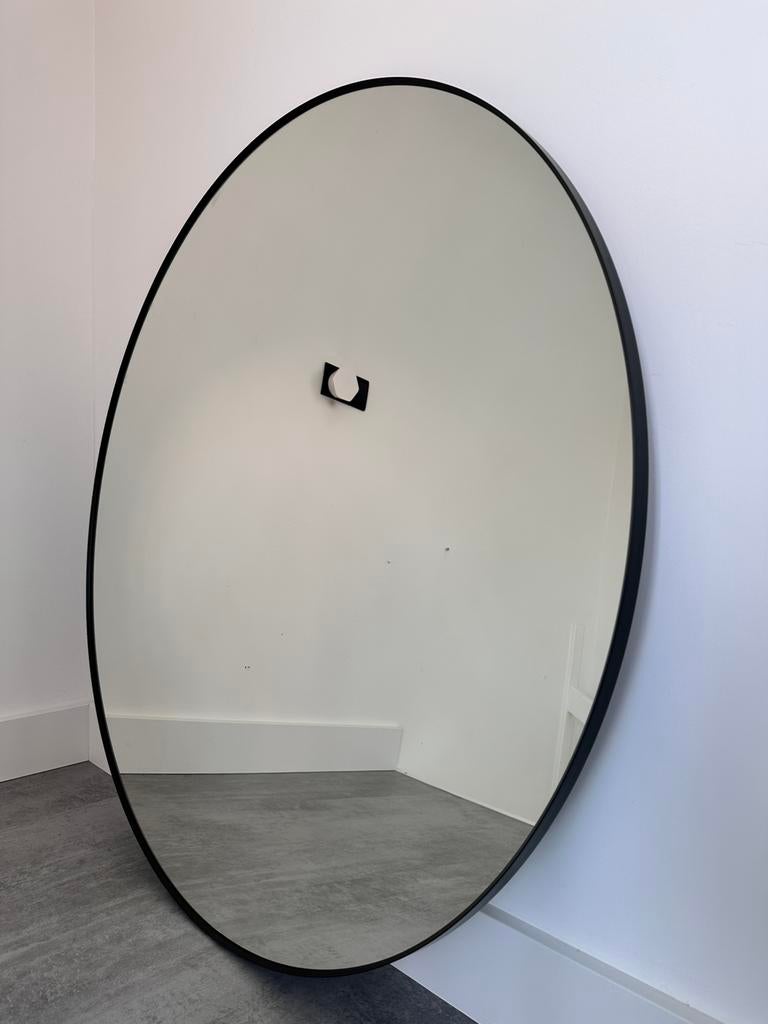 Ronde spiegel 110 CM LINDBYN IKEA zwart frame NIEUWSTAAT, Huis en Inrichting, Woonaccessoires | Spiegels, Ophalen, 100 tot 150 cm