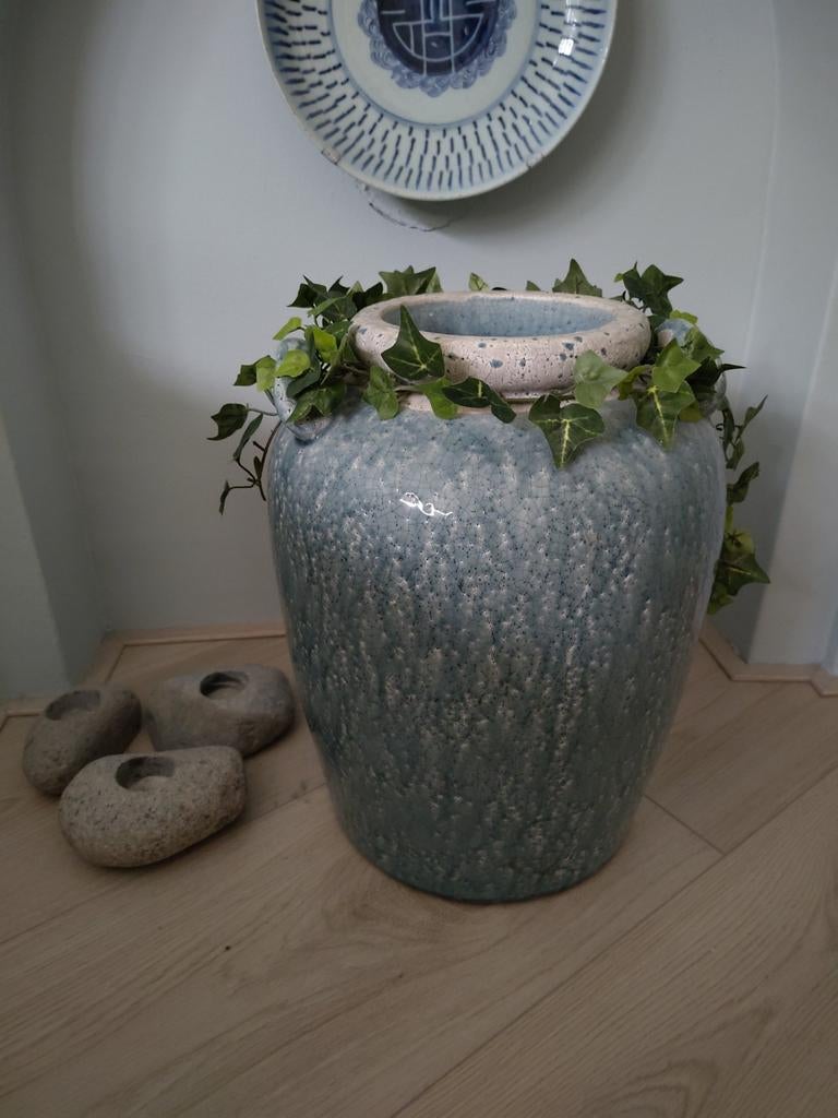 Grote Brynxz vaas grijsblauw met oren. 42 cm hoog., Huis en Inrichting, Woonaccessoires | Vazen, Zo goed als nieuw, Blauw, Minder dan 50 cm