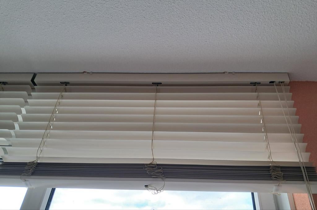 Creme/ witte jaloezieën, Ophalen, Zo goed als nieuw, 200 cm of meer, 200 cm of meer