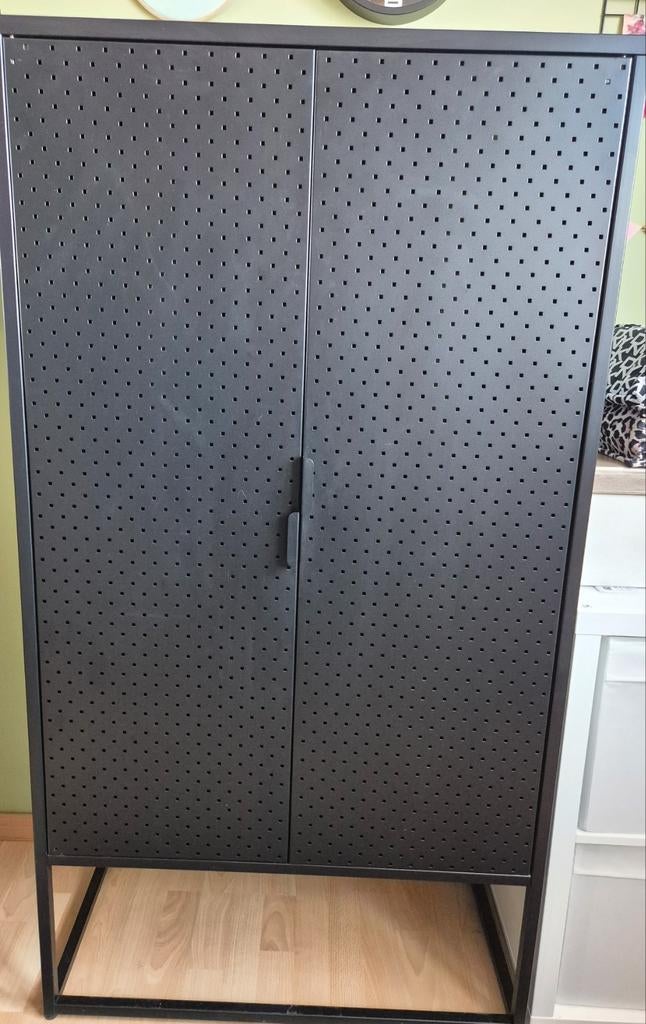 Zwarte metalen industriële Virum kast JYSK, Met deur(en), 100 tot 150 cm, Zo goed als nieuw, Metaal