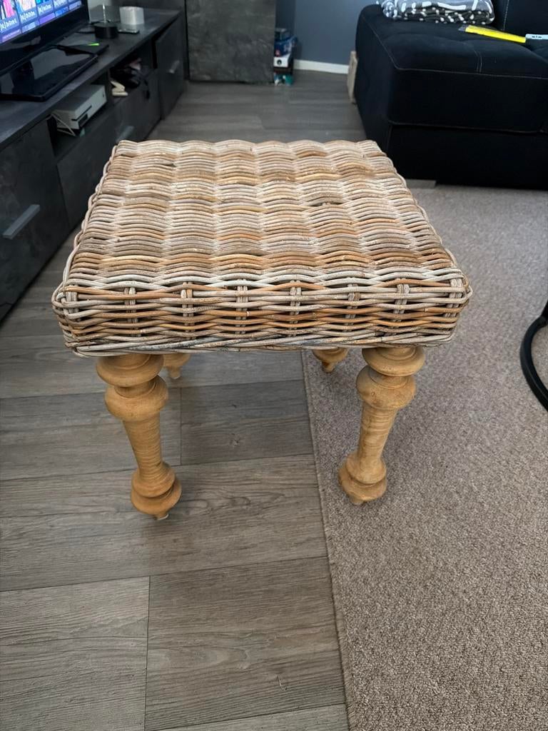 Rotan krukje / bijzettafel met houten poten, Huis en Inrichting, Tafels | Bijzettafels, Ophalen, Minder dan 45 cm, Minder dan 55 cm