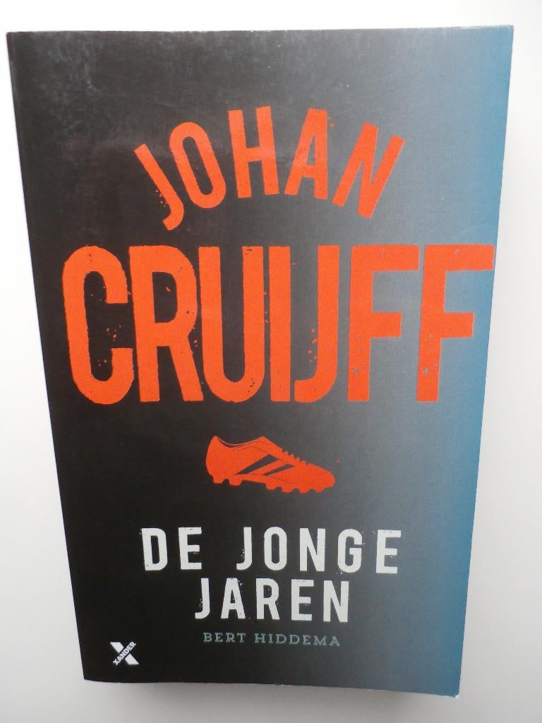Bert Hiddema - Johan Cruijff - de jonge jaren - 352 blz-4,-, Boeken, Ophalen of Verzenden, Zo goed als nieuw, Bert Hiddema, Balsport