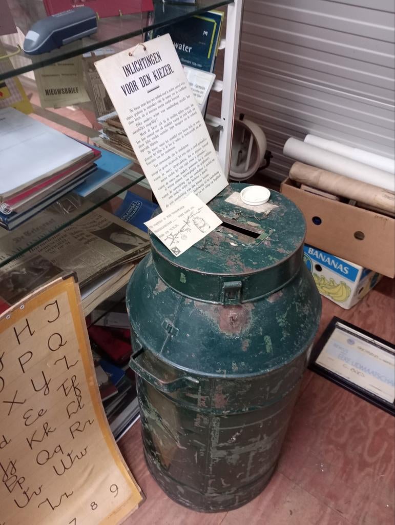 Hele oude stembus uit Harmelen met documenten, Antiek en Kunst, Antiek | Overige Antiek, Ophalen