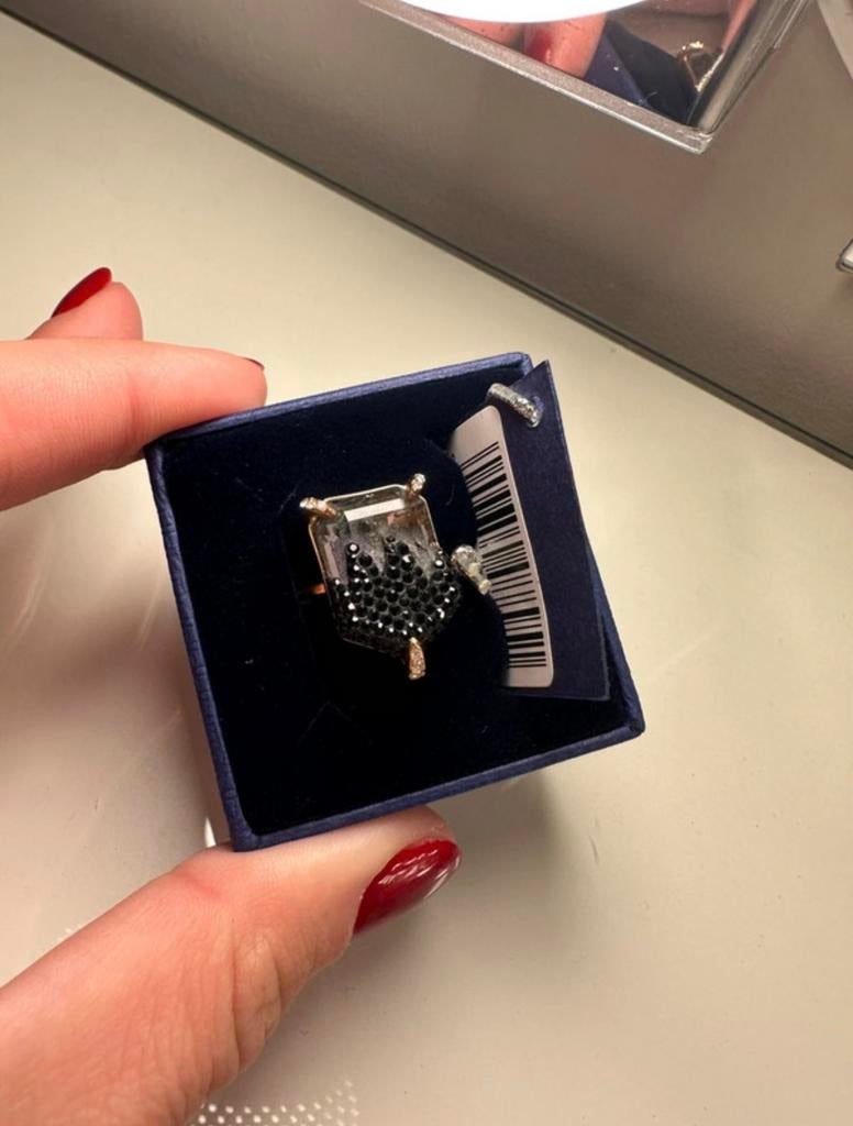 Swarovski ring zwart, Zwart, Ophalen of Verzenden, Zo goed als nieuw, Dame
