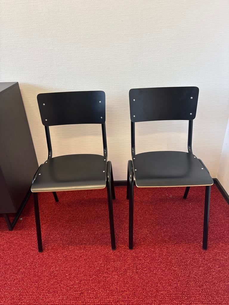 Zwarte stoelen met houten rugleuning en zitting, Twee, Zwart, Ophalen of Verzenden, Zo goed als nieuw