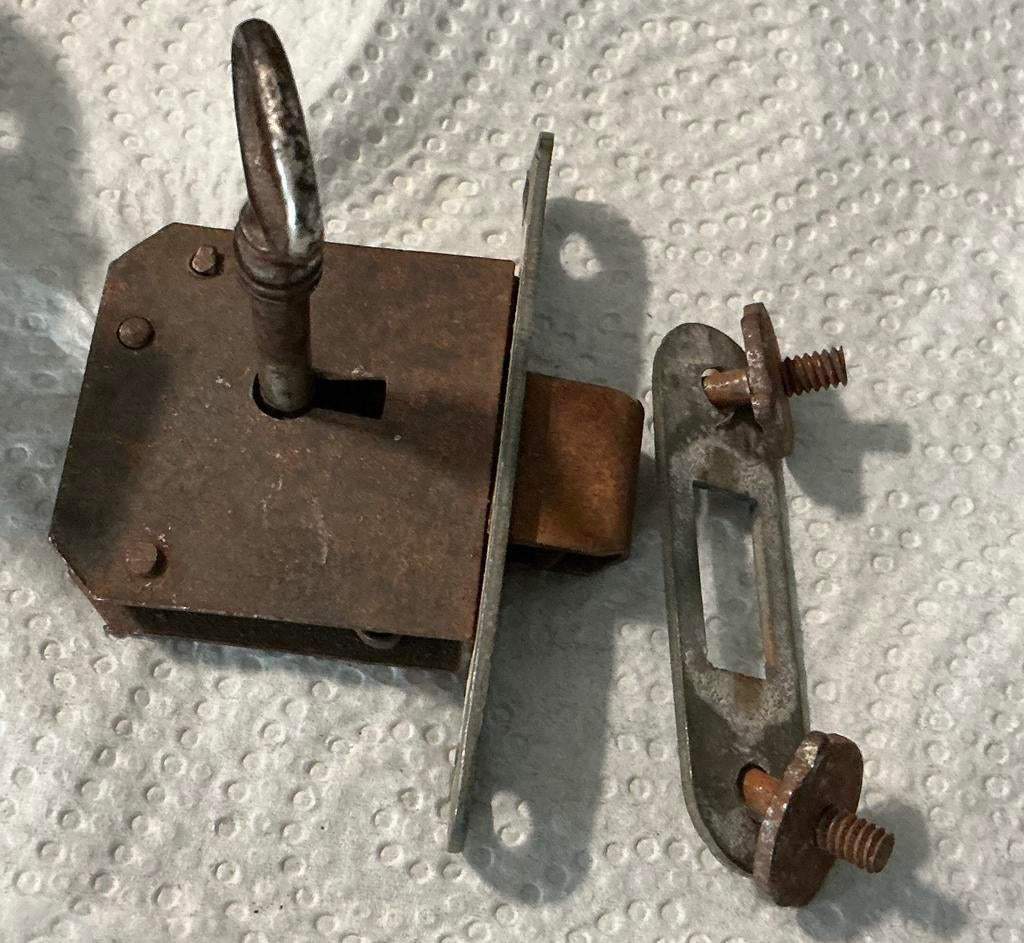 Antiek kast of meubelslotje compleet, Ophalen of Verzenden, Gebruikt, IJzer, Slot