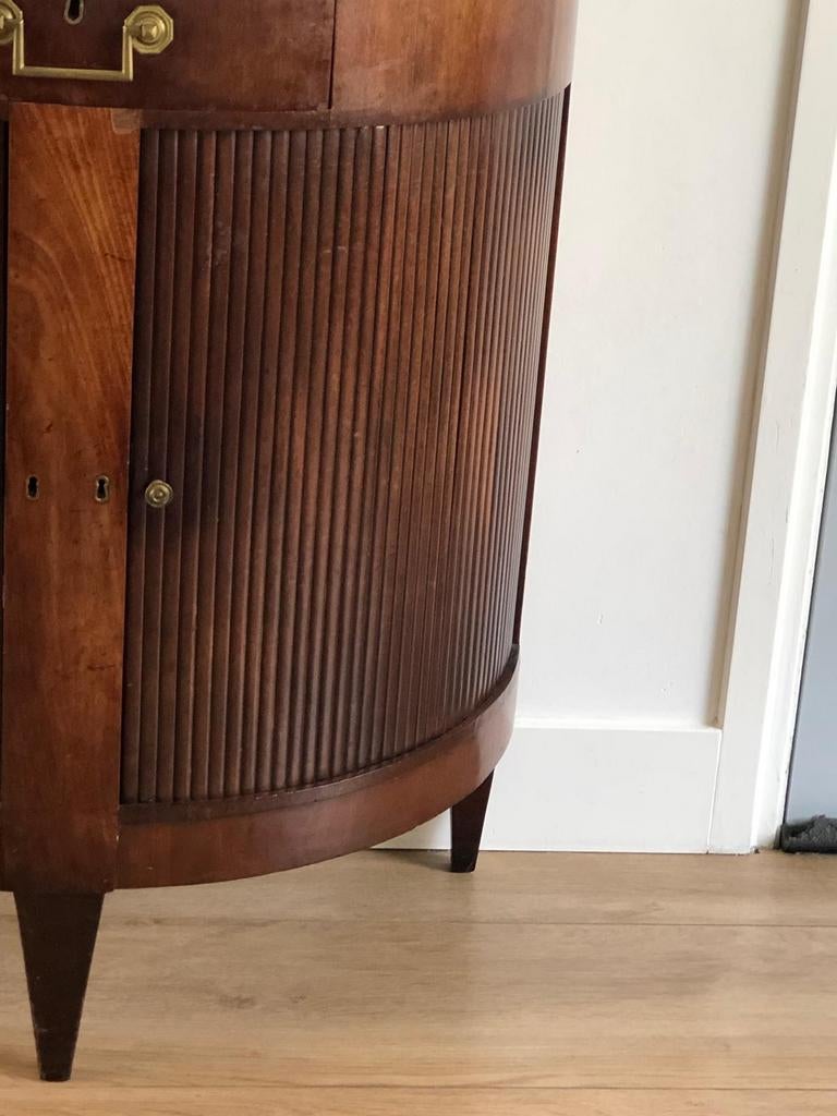 Antiek halfrond kastje mahoniekleurig met facetglas, Ophalen